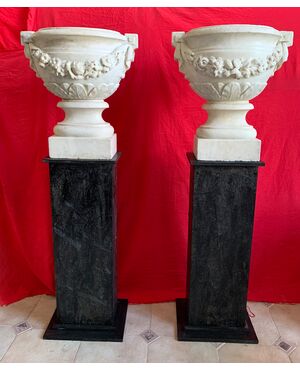 ​Antichi e maestosi vasi in marmo bianco