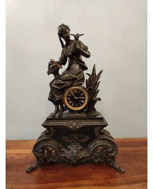Antico orologio in bronzo