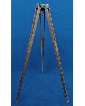 Cavalletto tripode in legno e ferro -cm 140 h- Italia anni '20