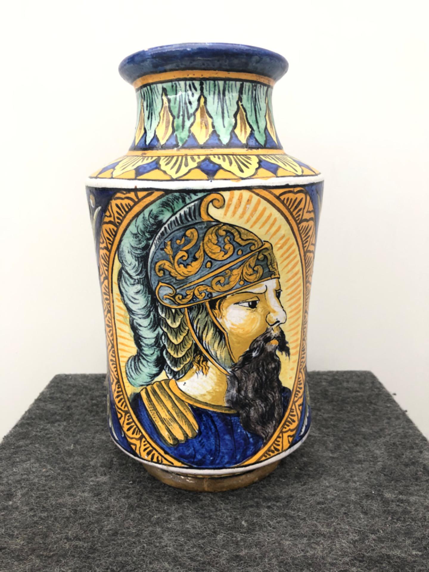 Vaso in maiolica decorato a raffaellesche con medaglione raffigurante  guerriero.Manifattura di Bernardino Pepi.Siena.