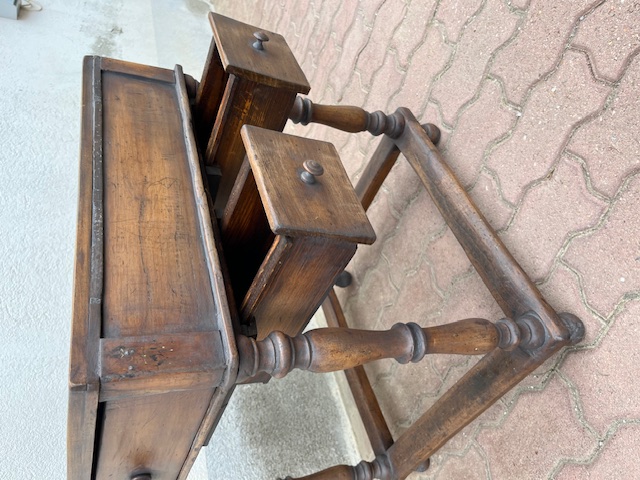 Tavolino da calzolaio ciabattino con cassetti Tavolino da calzolaio ciabattino con cassetti