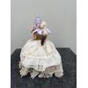 Scatola con figura di dama con busto e gambe in porcellana e parte in cartone.Francia.