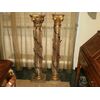 Due colonne in legno sfaccettato 