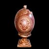Scatola per polvere da sparo in noce di cocco incisa con scene di trofei,armi e figure grottesche.Dettagli in argento.base aggiunta per esposizione.Francia