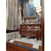 - Comó Luigi XV epoca XVIII secolo, Francia 1750. Pregiato legno bois de rose, piano in marmo sagomato, gambe arcuate e ricca applicazione in bronzo dorato.