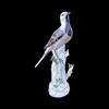 Scultura raffigurante uccellino su ramo fiorito.Meissen.Germania.