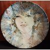 Grande piatto in ceramica con ritratto di donna 