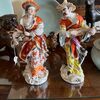 Coppia di figure in porcellana Meissen, raffiguranti due personaggi orientali del Malabar intenti nel suonare il liuto.  Epoca fine XIX secolo.