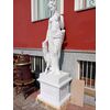 Statua in marmo con basamento