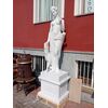Statua in marmo con basamento