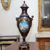 Vaso in porcellana blu con finiture in bronzo dorato