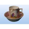 Grande tazzina con piattino in porcellana di Meissen del 1800 rosa con scene galanti