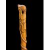 Bastone popolare in pezzo unico di legno inciso con figura di giaguaro che attacca un serpente.