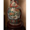 Grande vaso a balaustro in porcellana invetriata con base in legno originale. Periodo Meiji ( 1869-1912) del XIX secolo.  Altezza 61 cm.