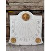 Bellissima meridiana in marmo con volto di ariete - 72 x 67 cm