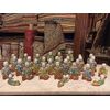 Importante collezione ‘Boys’ ridenti, famille rose, dinastia Qianglong, epoca fine XVIII secolo. La figura inginocchiata indossa una giacca con motivi floreali e regge uno scettro Ru Yi. Lo scettro cinese “Feng Shui Ruyi” simboleggia prosperità e buo