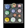 Serie di 11 fermacarte press-Papier in vetro pesante con inclusioni di murrine e variegazioni policrome.Murano.