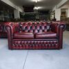 Divano chesterfield club 2 posti inglese originale vintage in pelle rosso bordeaux anticato 