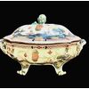 Zuppiera in maiolica con manici e  quattro piedi in stile rocaille e presa a forma di carciofo .Decoro in stile orientale al ‘garofano’.Manifattura Ferniani.Faenza.