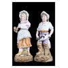 Coppia di statuine in porcellana decorata inglese raffigurante giovani fanciulli