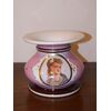 Piccolo vaso francese in porcellana rosa del 1800 con Dama dipinta