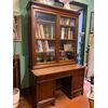Scrivania con alzata a libreria in noce 