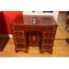 Piccola scrivania intarsiata "KNEEHOLE DESK"