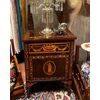piccolo comodino “Bottega Maggiolini" in legno di palissandro finemente intarsiato. Epoca XVIII 