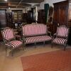 Salotto divano con due poltrone in legno e lumeggiature oro