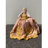 Scatola portacipria ‘half doll’ in porcellana con figura di dama .Francia o Germania.