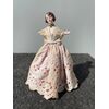 ‘half doll’ copri-cipria in porcellana con figura di dama .Francia o Germania.