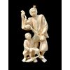 Scultura okimono in avorio con personaggio maschile e fanciullo.Giappone.