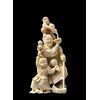 Scultura okimono in avorio raffigurante personaggio maschile con fanciullo e scimmia.Giappone.