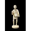 Scultura okimono in avorio raffigurante personaggio maschile con cesto.Giappone.