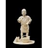 Scultura okimono in avorio raffigurante personaggio maschile con treccia e cesto.Giappone.