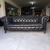 Antico divano o sofà chesterfield inglese originale in pelle nera in prima patina 