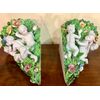 coppia di vasi applique angolari decorati con putti e fiori in rilievo. manifattura Minghetti di Bologna.