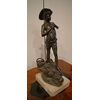 Antica statuetta francese del 1800 in metallo raffigurante pescatore