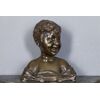 Statua di bronzo di un giovane ragazzo