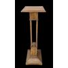 Colonna portavaso in legno di noce a sezione quadrata.