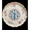 Alzata in maiolica con decoro alla ‘rosa’al terzo fuoco  e medaglione centrale a ‘raffaellesca’.Manifattura Casali e Callegari.Pesaro.
