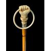 Bastone con pomolo in avorio raffigurante una mano che stringe un anello ( porta guanti).