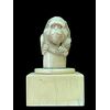 Sculturina in avorio ( pomolo di bastone) su base quadrata raffigurante una scimmia.Giappone.