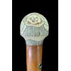 Bastone con pomolo in avorio con motivo a fiori di loto incisi e a bassorilievo.
