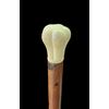 Bastone con pomolo in avorio globulare inciso a spicchi.