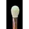 Bastone con pomolo ovale in avorio inciso a bassorilievo con tre personaggi musicanti.