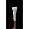 Bastone con pomolo globulare inciso con motivi vegetali e geometrici stilizzati.