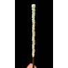 Bastone con pomolo in avorio verticale inciso con motivi vegetali rampicanti a bassorilievo.