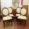 Gruppo di 4 sedie a medaglione in noce con gambe a spillo