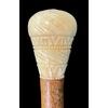 Bastone con pomolo in avorio globulare con incisi  motivi geometrici alternati.